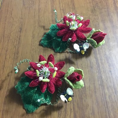 画像1: 赤いトケイソウ刺繍ブローチ