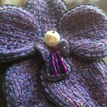 他の写真1: 紫バンダの刺繍ブローチ