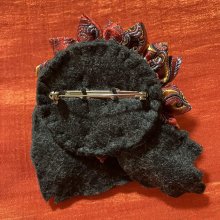 他の写真1: 布花の菊と蝶　紅