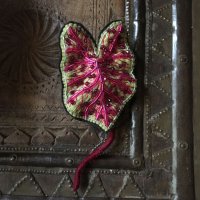 カラジュームの刺繍ブローチ