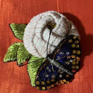 画像: 布花のバラと蝶　白