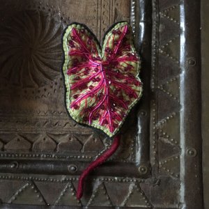 画像: カラジュームの刺繍ブローチ