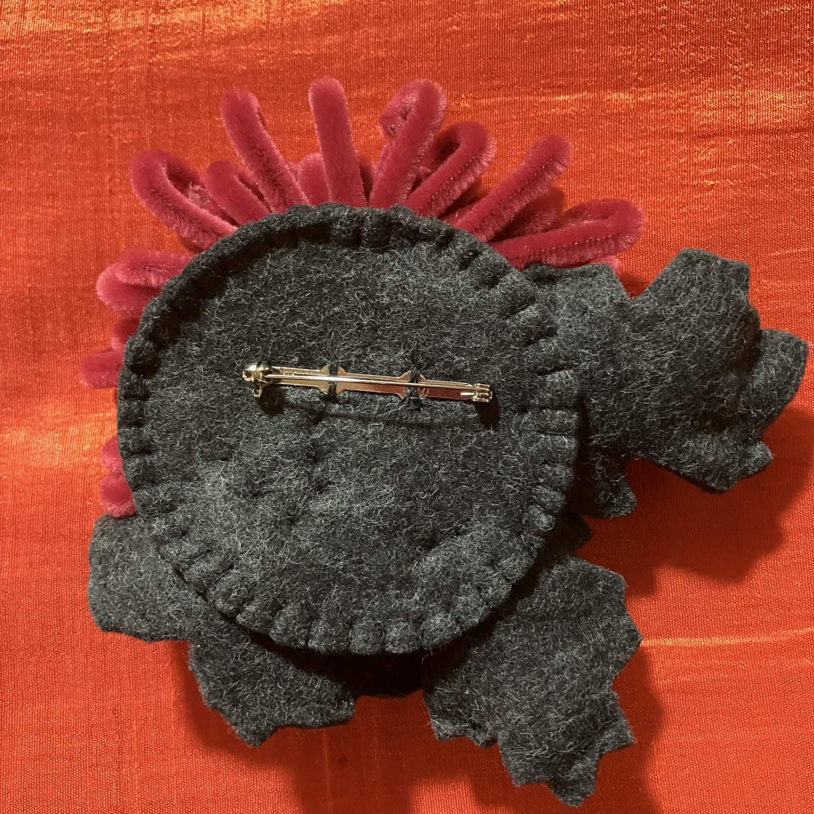 画像: 桃色の菊と蝶