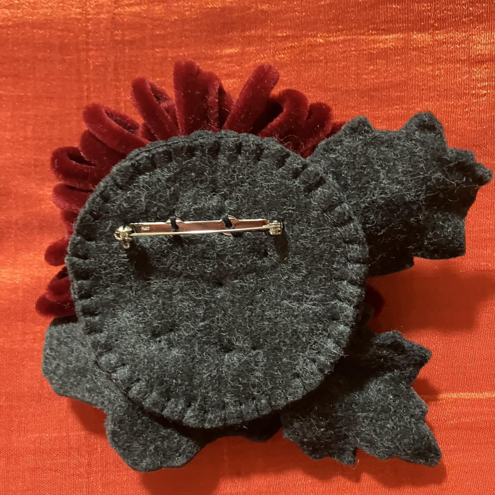 画像: 紅い菊と蝶