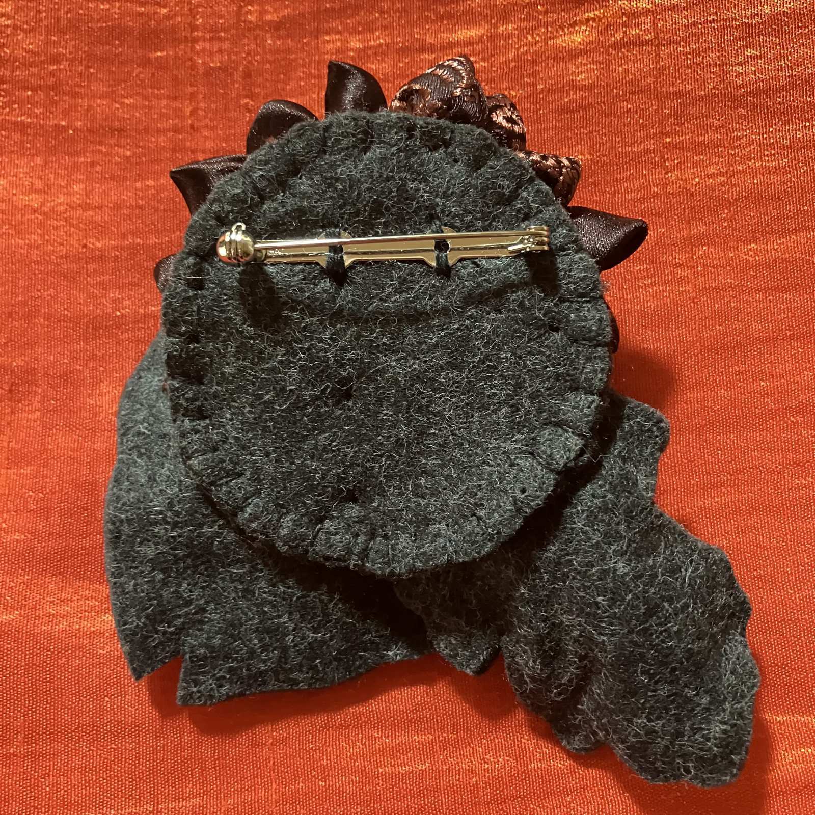 画像: 布花の菊と蝶　茶