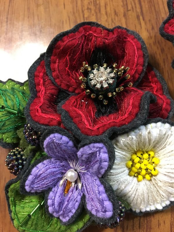 画像: 春の花刺繍ブローチ（対の作品です）